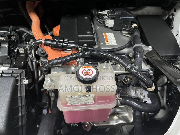 Toyota Esquire 1.8 FWD Hybrid (7 seater) 2018 Pearl