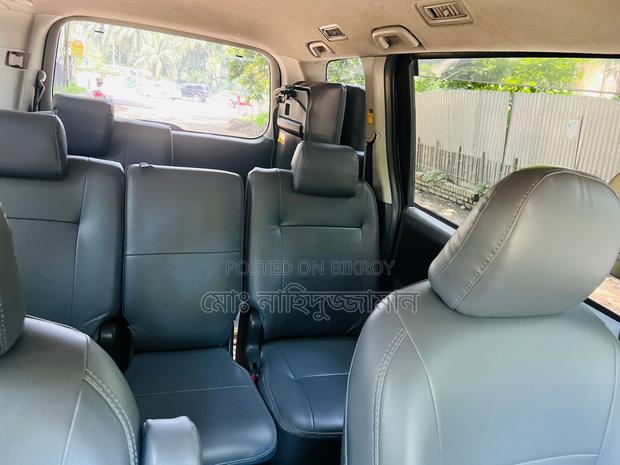 Toyota Noah 2.0 143hp AWD (7 Seater) 2010 Gray