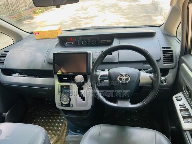 Toyota Noah 2.0 143hp AWD (7 Seater) 2010 Gray