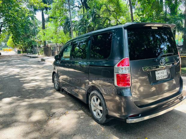 Toyota Noah 2.0 143hp AWD (7 Seater) 2010 Gray