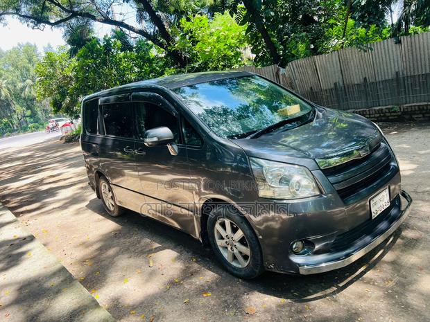 Toyota Noah 2.0 143hp AWD (7 Seater) 2010 Gray