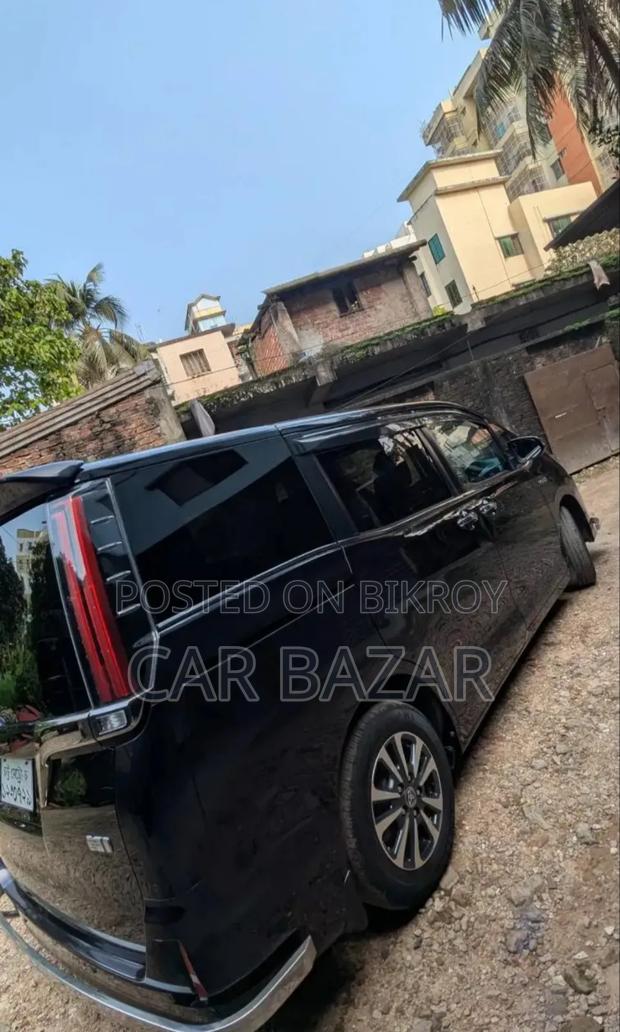 Toyota Noah 1.8 FWD Hybrid (7 seater) 2019 Gray