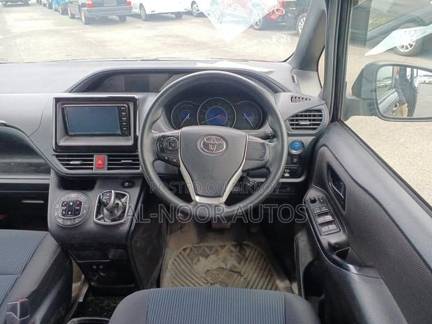 Toyota Noah 1.8 FWD Hybrid (7 seater) 2021 Black