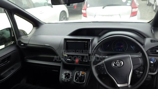 Toyota Noah 1.8 FWD Hybrid (7 seater) 2021 Silver