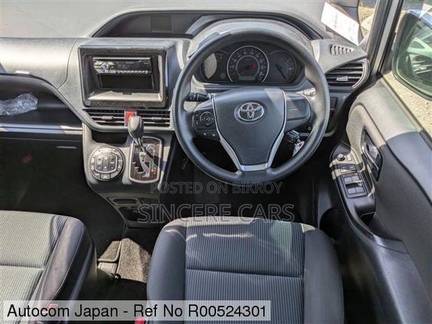 Toyota Noah 2021 Silver