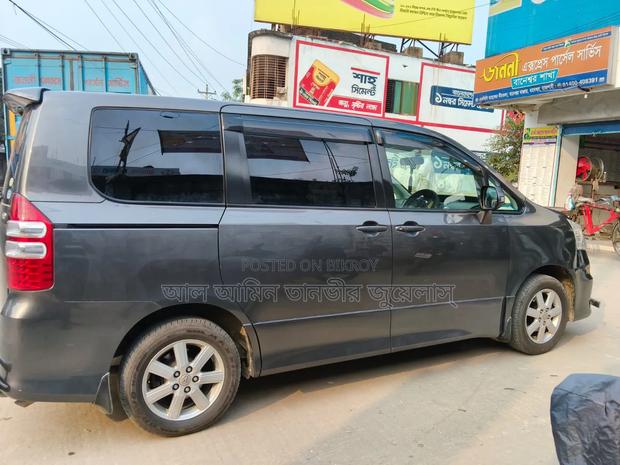 Toyota Noah 2.0 158hp FWD (8 Seater) 2010 Gray