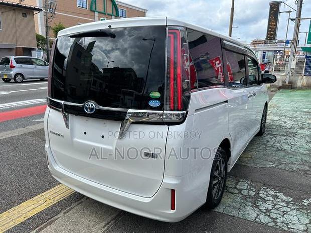 Toyota Esquire 2021 Pearl