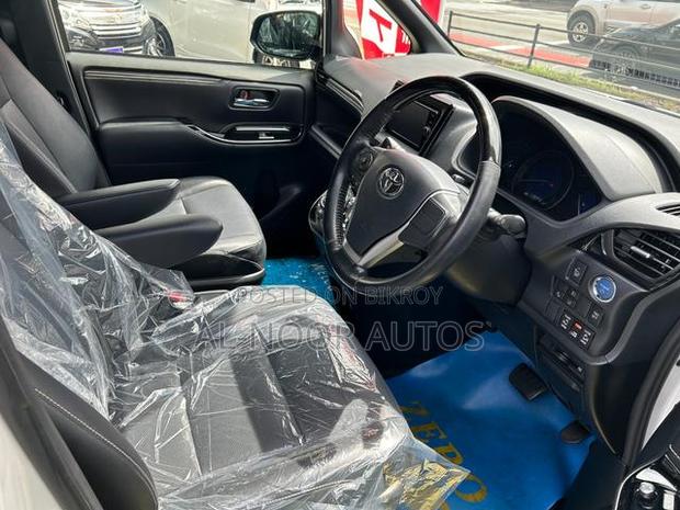 Toyota Esquire 2021 Pearl