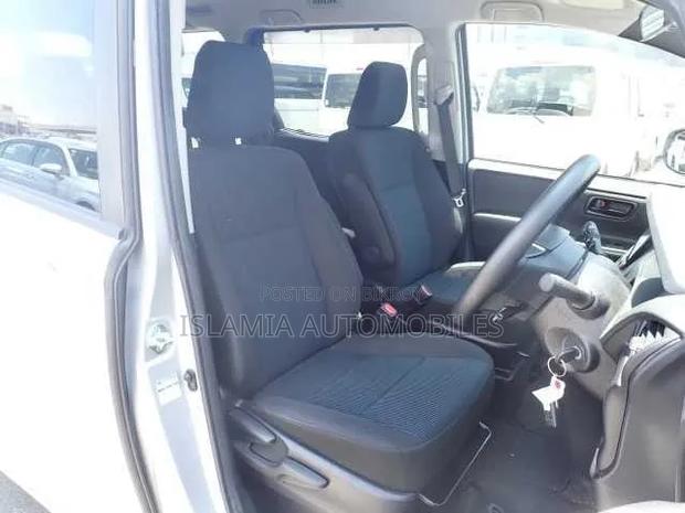 Toyota Noah 2021 Silver