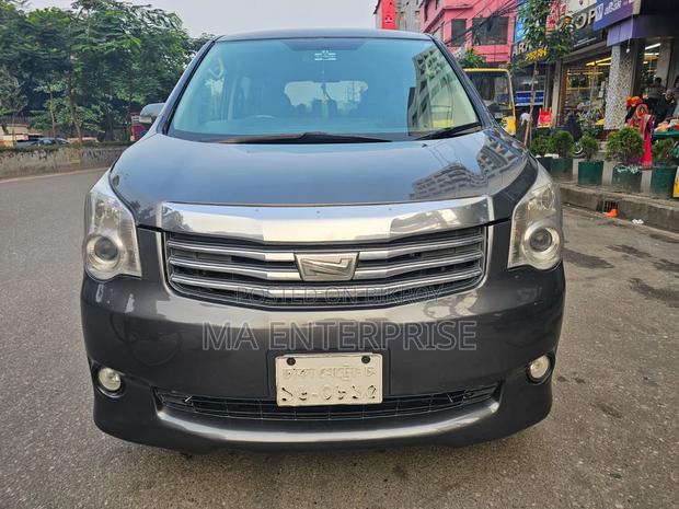 Toyota Noah 2012 Gray