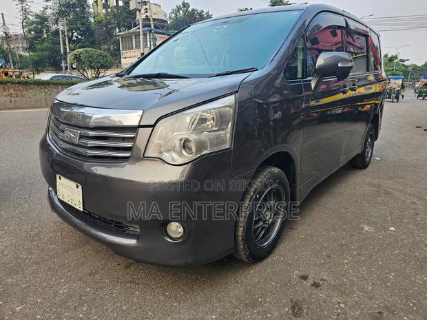 Toyota Noah 2012 Gray