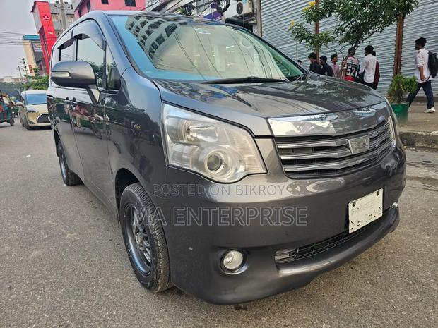 Toyota Noah 2012 Gray