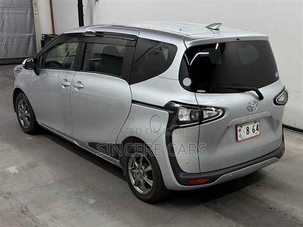 Toyota Sienta 2021 Silver