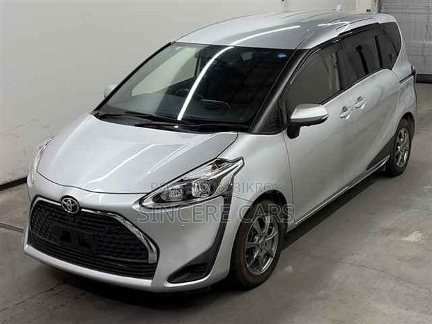 Toyota Sienta 2021 Silver