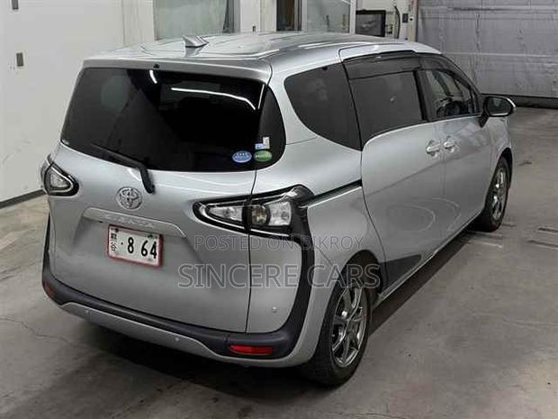 Toyota Sienta 2021 Silver
