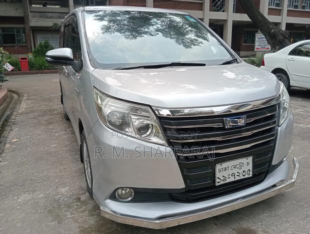Toyota Noah 1.8 FWD Hybrid (7 seater) 2014 Silver