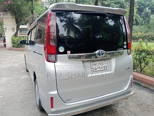 Toyota Noah 1.8 FWD Hybrid (7 seater) 2014 Silver