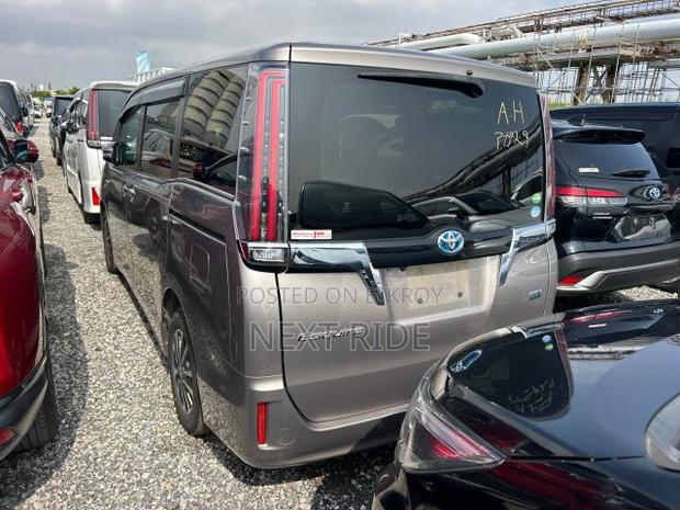 Toyota Esquire 1.8 FWD Hybrid (7 seater) 2020 Brown