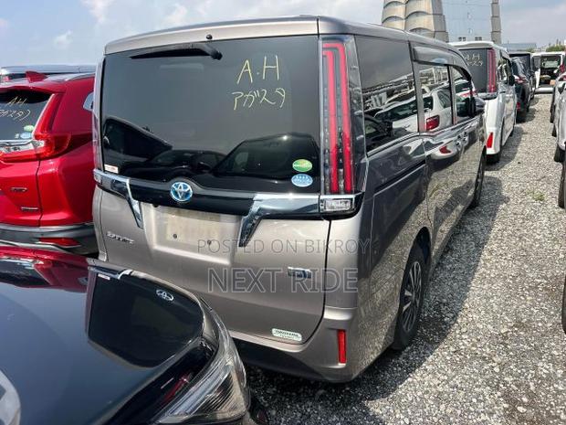 Toyota Esquire 1.8 FWD Hybrid (7 seater) 2020 Brown