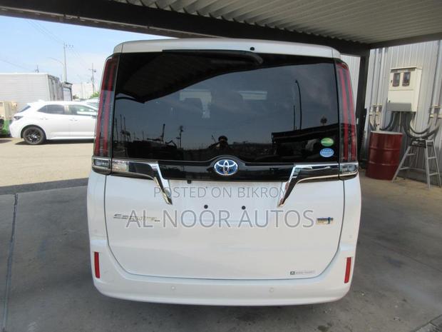 Toyota Esquire 2021 Pearl