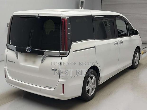 Toyota Esquire 1.8 FWD Hybrid (7 seater) 2021 Pearl