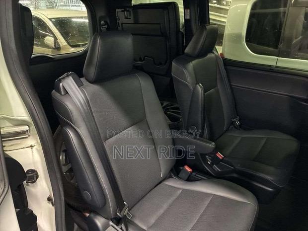 Toyota Esquire 1.8 FWD Hybrid (7 seater) 2021 Pearl