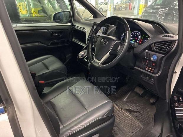 Toyota Esquire 1.8 FWD Hybrid (7 seater) 2021 Pearl
