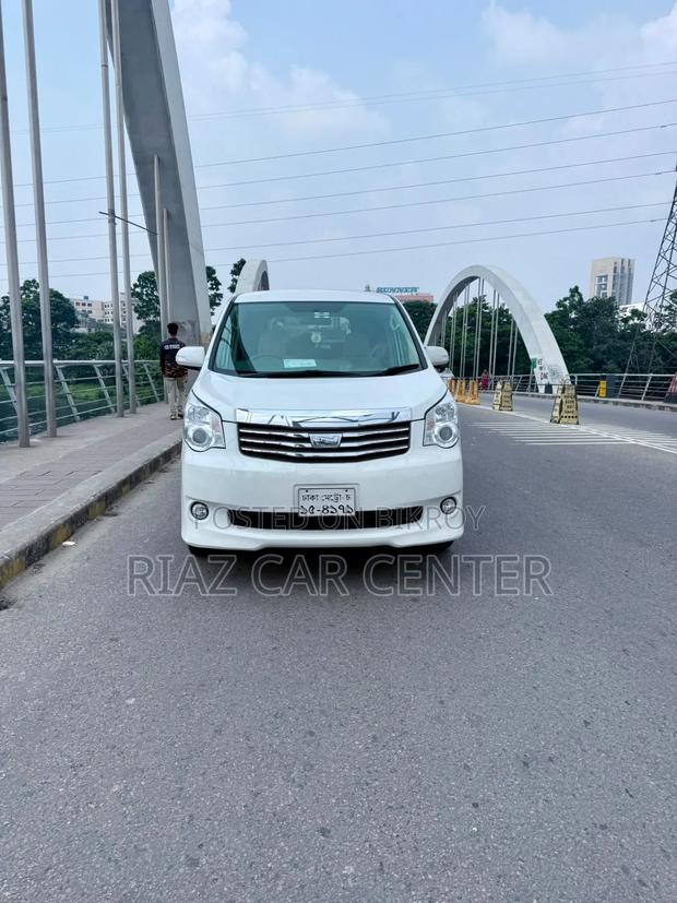 Toyota Noah 2010 White