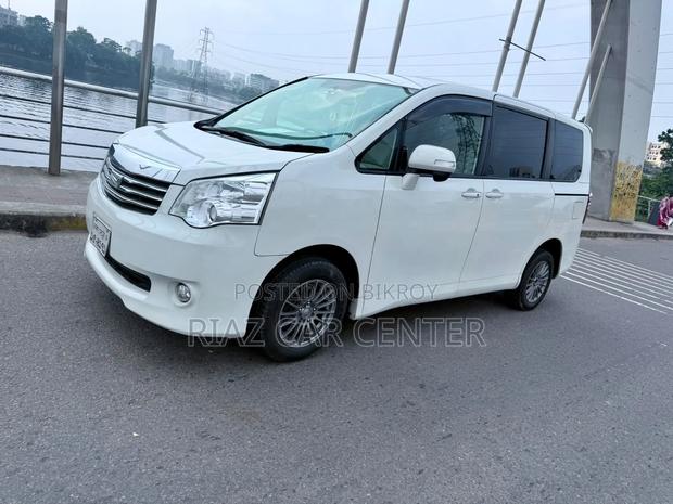 Toyota Noah 2010 White