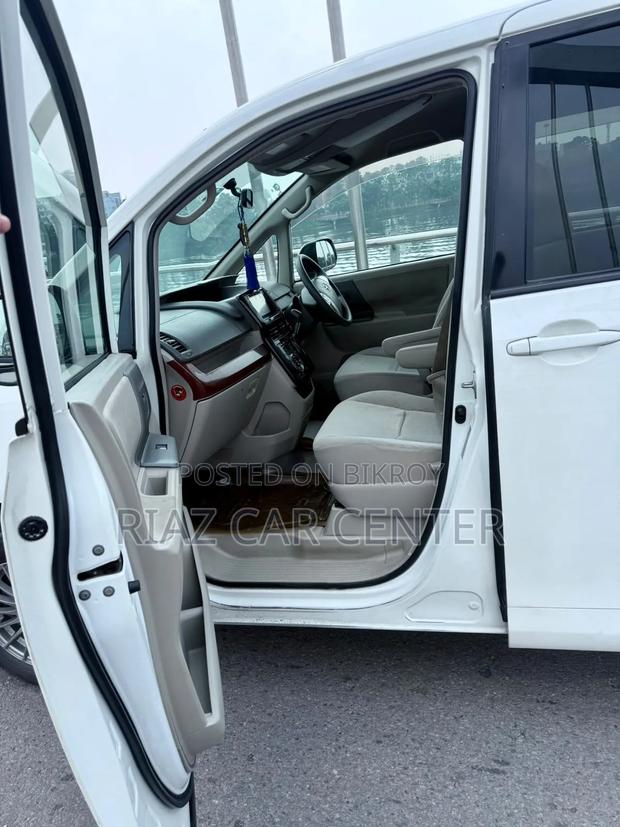 Toyota Noah 2010 White