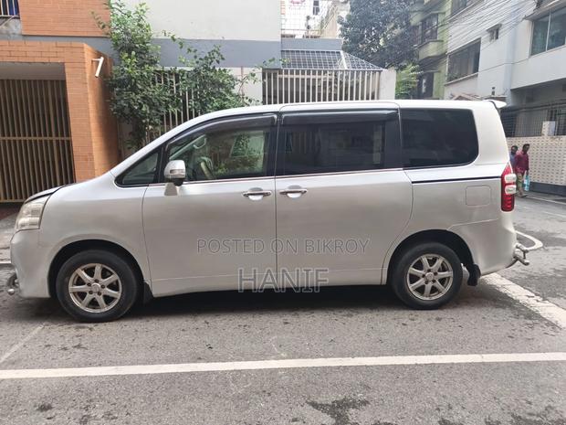 Toyota Noah 2011 Silver