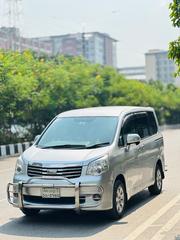 Toyota Noah 2.0 143hp AWD (8 Seater) 2012 Silver for sale