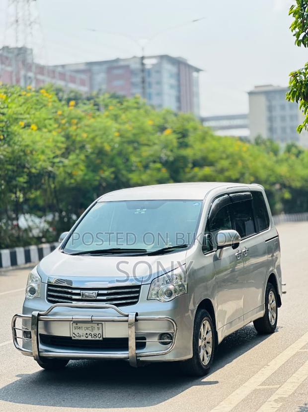 Toyota Noah 2.0 143hp AWD (8 Seater) 2012 Silver