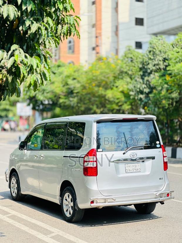 Toyota Noah 2.0 143hp AWD (8 Seater) 2012 Silver