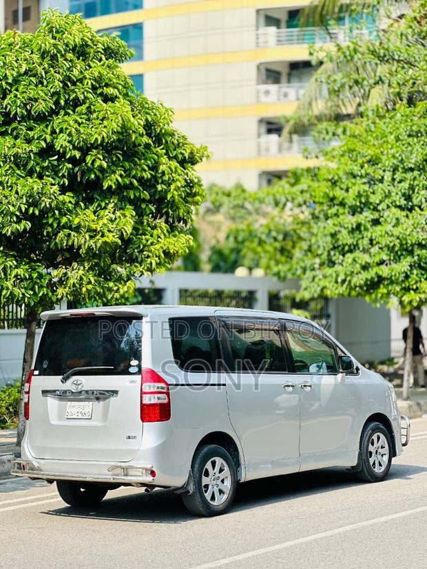 Toyota Noah 2.0 143hp AWD (8 Seater) 2012 Silver