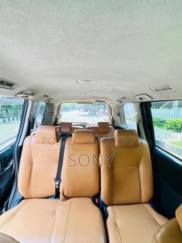 Toyota Noah 2.0 143hp AWD (8 Seater) 2012 Silver