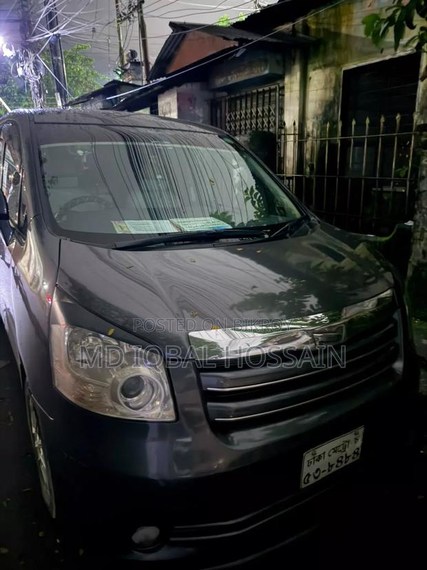 Toyota Noah 2.0 143hp AWD (8 Seater) 2009 Gray