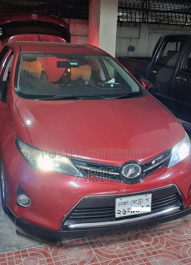 Toyota Auris 2013 Red