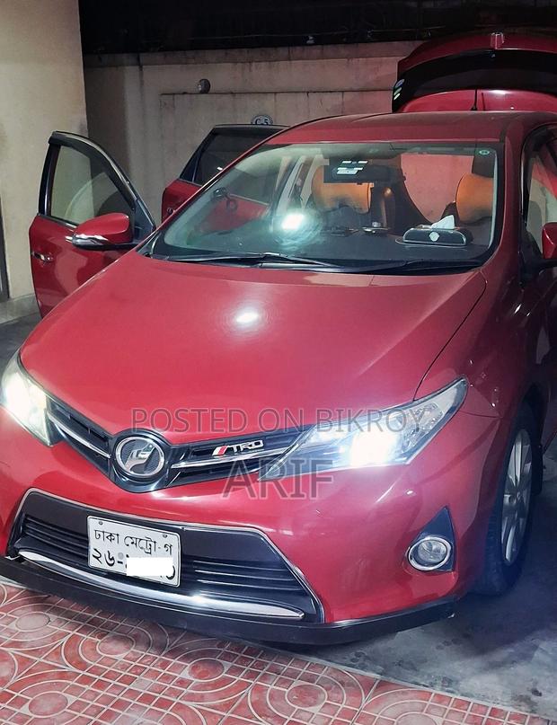 Toyota Auris 2013 Red