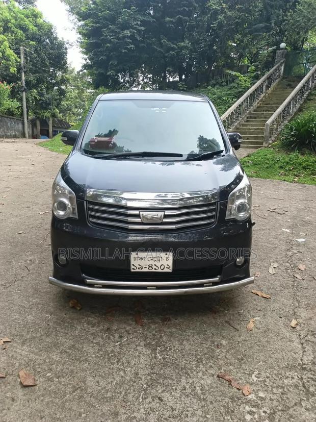 Toyota Noah 2.0 158hp AWD (8 Seater) 2012 Gray