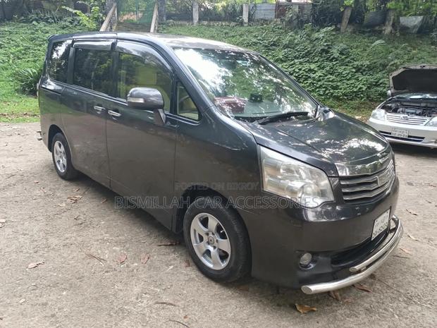 Toyota Noah 2.0 158hp AWD (8 Seater) 2012 Gray