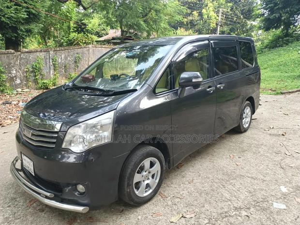 Toyota Noah 2.0 158hp AWD (8 Seater) 2012 Gray