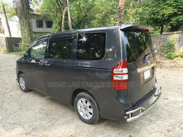 Toyota Noah 2.0 158hp AWD (8 Seater) 2012 Gray