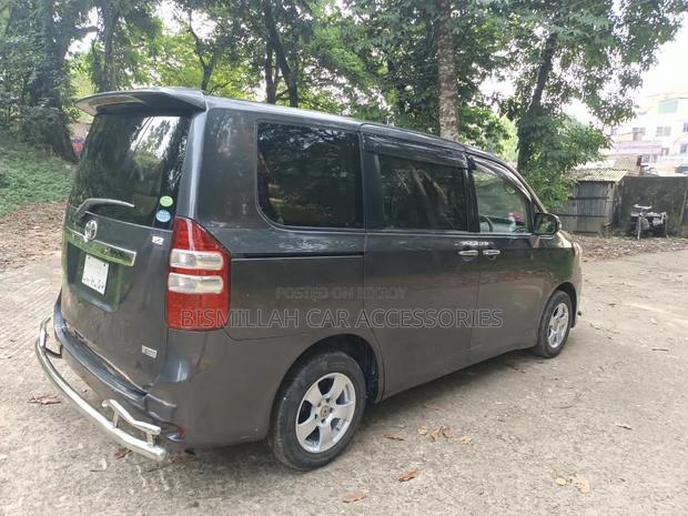 Toyota Noah 2.0 158hp AWD (8 Seater) 2012 Gray