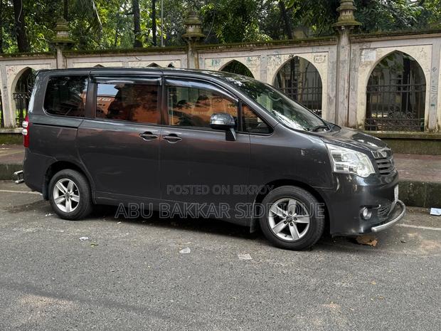 Toyota Noah 2.0 158hp AWD (7 Seater) 2011 Black