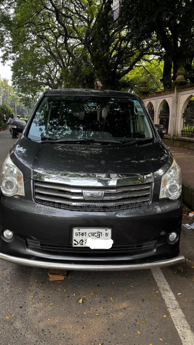 Toyota Noah 2.0 158hp AWD (7 Seater) 2011 Black