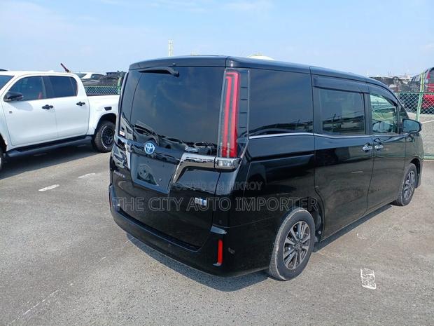 Toyota Esquire 1.8 FWD Hybrid (7 seater) 2021 Black