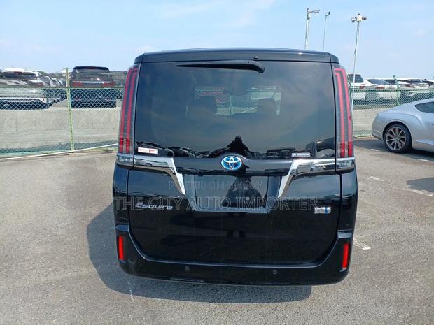 Toyota Esquire 1.8 FWD Hybrid (7 seater) 2021 Black