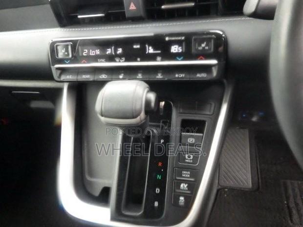 Toyota Noah 2022 Pearl