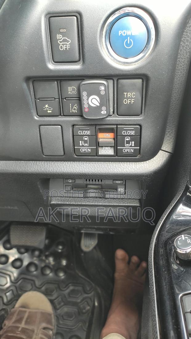 Toyota Noah 1.8 FWD Hybrid (7 seater) 2018 Black